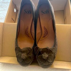 Chocolate suede sofft brand pumps